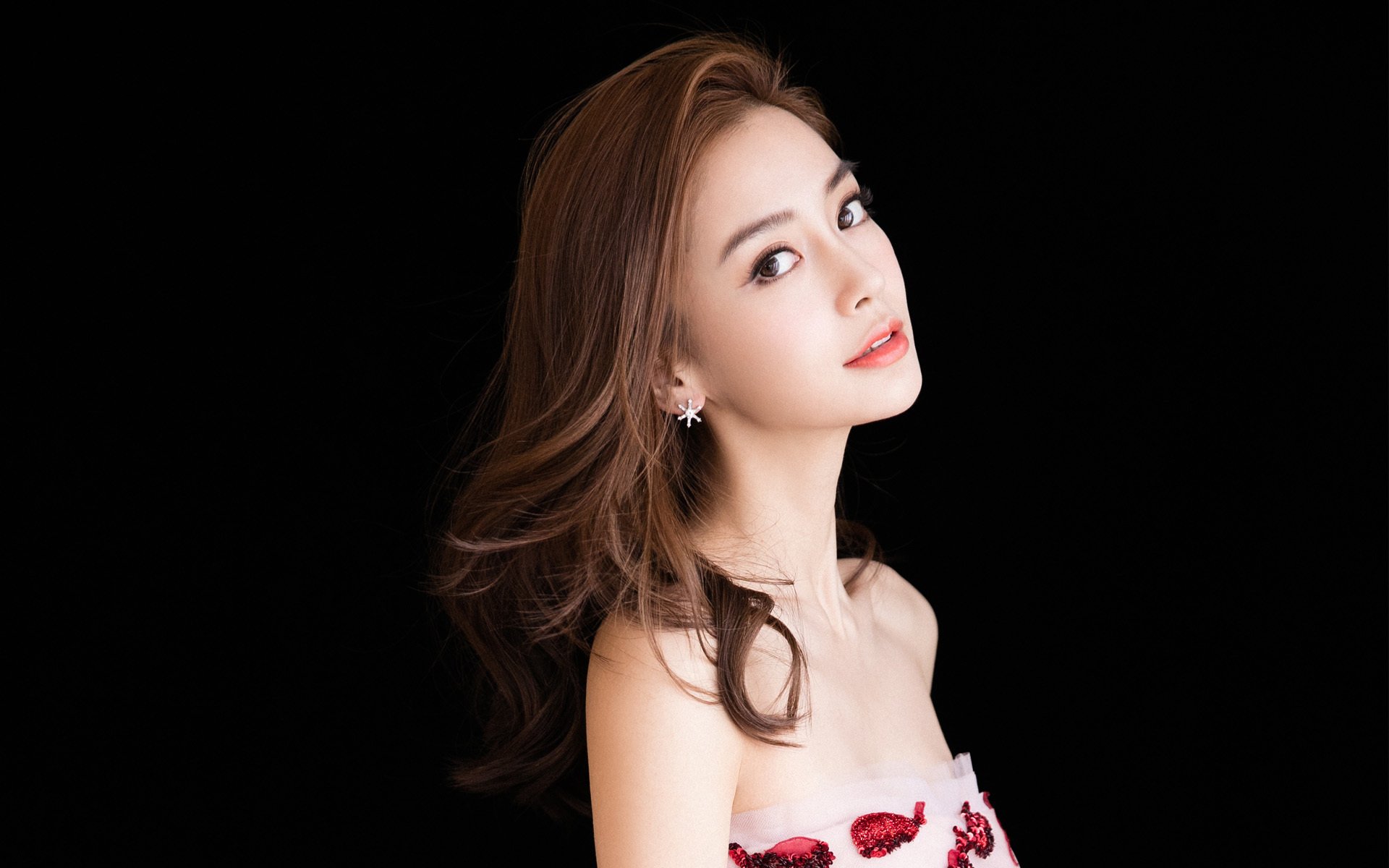 开云官方-世界各地举办足球慈善赛，传递爱心力量，足球公益项目